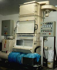 Sack-emptying boxes with dedusting filter and empty sack compactor