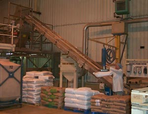 Fully automatic drum bag emptying machines
